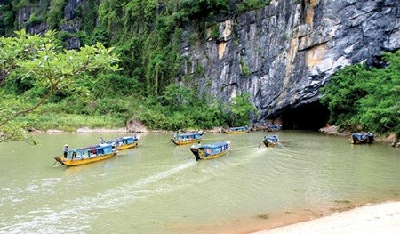 Tourists visit the Phong Nha Cave in central Quang Binh Province on boats (Photo: VNA/VNS)